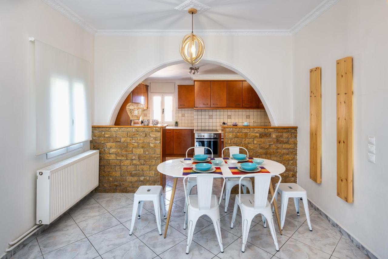 Modern 2 Bed Apartment In Downtown Of Fira Exterior photo
