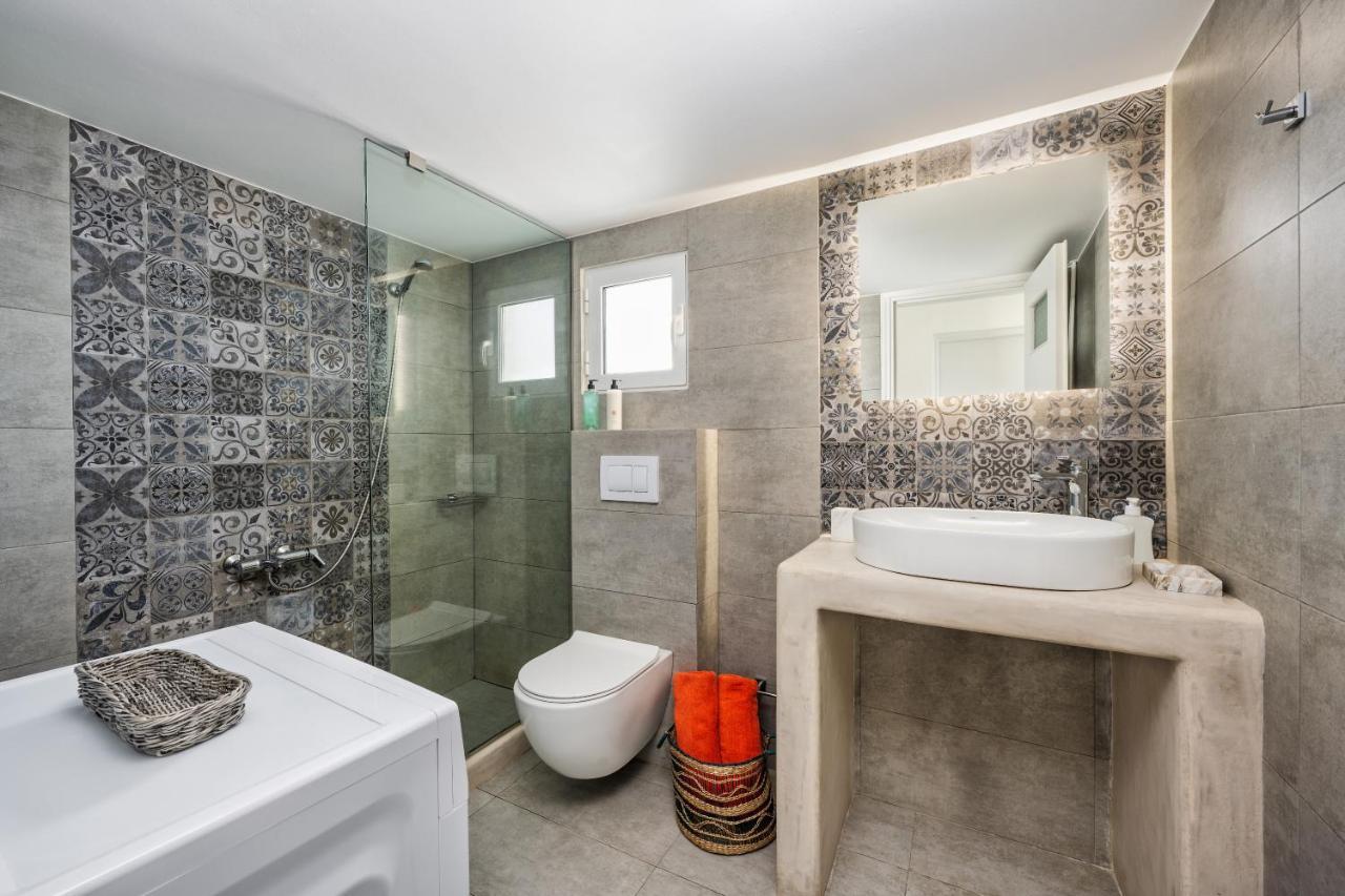 Modern 2 Bed Apartment In Downtown Of Fira Exterior photo