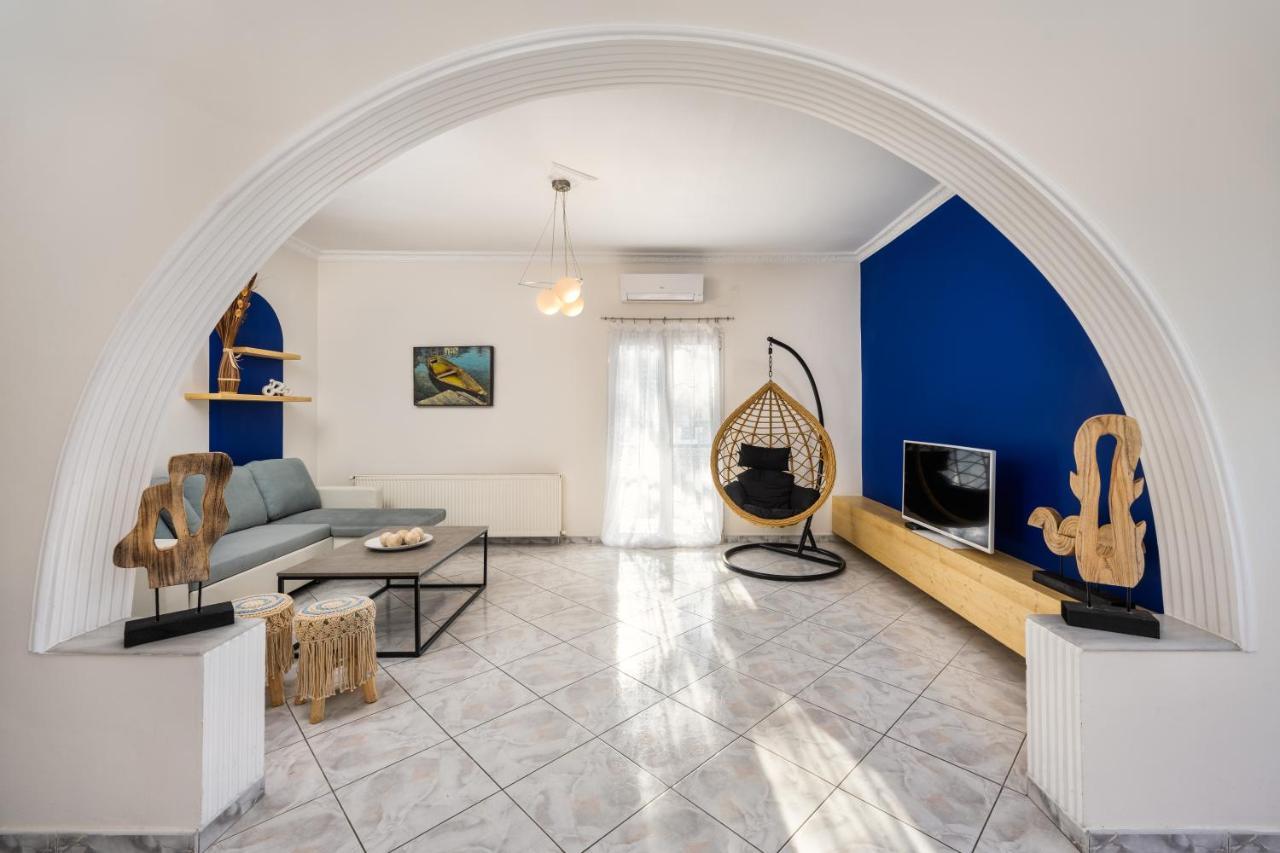 Modern 2 Bed Apartment In Downtown Of Fira Exterior photo